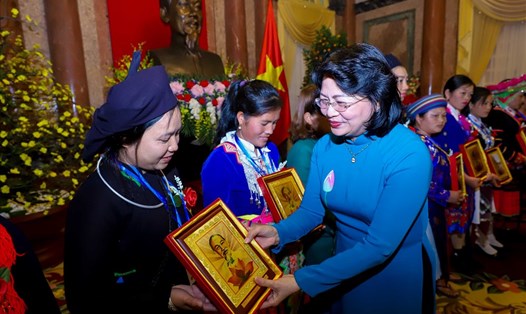Phó Chủ tịch Nước Đặng Thị Ngọc Thịnh tặng bức ảnh Chủ tịch Hồ Chí Minh cho các cô đỡ thôn bản (Ảnh: BTC)