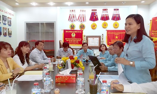 Bà Phan Thị Diễm - Phó Chủ tịch LĐLĐ An Giang phát biểu tại buổi họp thông tin về ĐH X CĐ An GIang vào chiều ngày 28.2.2018. (Ảnh: Lục Tùng)