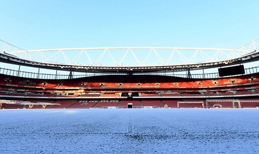 Tuyết phủ trắng mặt sân Emirates vào sáng 28.2. Ảnh: Getty Images.