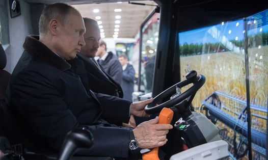 Tổng thống Nga Vladimir Putin trong chuyến thăm nhà máy sản xuất thiết bị nông nghiệp. Ảnh: Sputnik. 