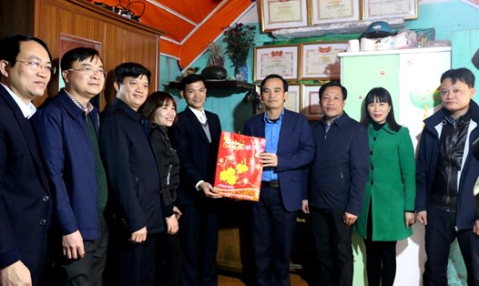 Đồng chí Lê Thanh Xuân - Chủ tịch Công đoàn TKV cùng các Ban Công đoàn TKV thăm và tặng quà gia đình khó khăn Công ty than Mạo Khê.
