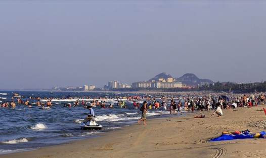 Bãi biển “vàng” của Đà Nẵng là điểm tựa cho sự phát triển du lịch thành phố. Các công trình phục vụ du lịch bị biển đánh sập. Ảnh: LÊ TUẤN