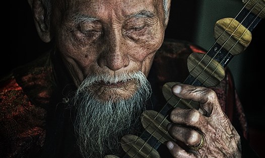 Nghệ nhân đàn đáy Vũ Văn Hồng, trên 90 tuổi, nay đã ra đi.