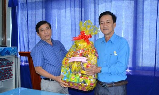 Đ/c Châu Thành Tôn - Chủ tịch LĐLĐ tỉnh (phải) tặng quà Cty Cổ phần Chế biến và Dịch vụ thủy sản Cà Mau.