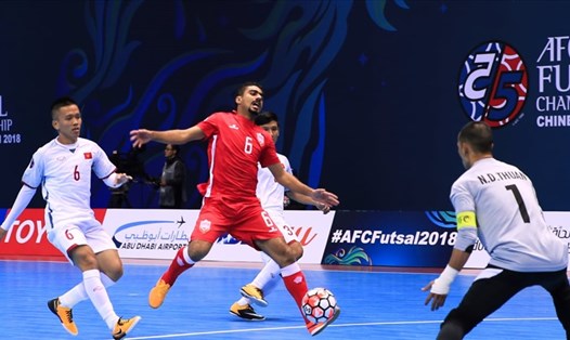 ĐT Futsal Việt Nam (áo trắng) có 3 điềm đầu tiên không hề dễ dàng. Ảnh: AFC.