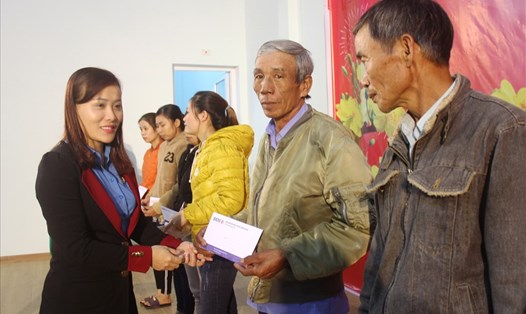 Bà Nguyễn Thị Ngọc Ánh - Phó Chủ tịch LĐLĐ tỉnh Quảng Nam trao quà tết cho các công nhân có hoàn cảnh khó khăn. Ảnh: LP