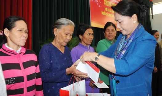 Chủ tịch QH Nguyễn Thị Kim Ngân tặng quà gia đình chính sách tại Long An. Ảnh: Ngọc Lan