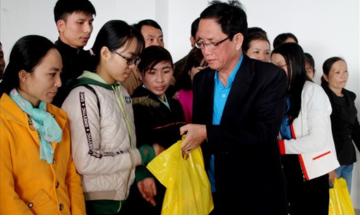 Ông Trần Ngọc Tuấn - Chủ tịch Công đoàn KKT Dung Quất và các KCN Quảng Ngãi trao quà cho người lao động nghèo. Ảnh: T.H