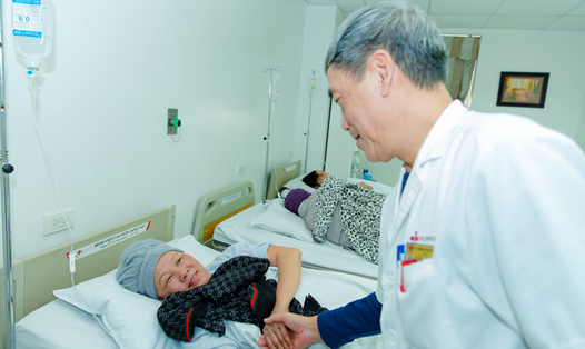 Bác sĩ Hoàng Đình Chân thăm khám cho bệnh nhân ung thư (Ảnh: PV)
