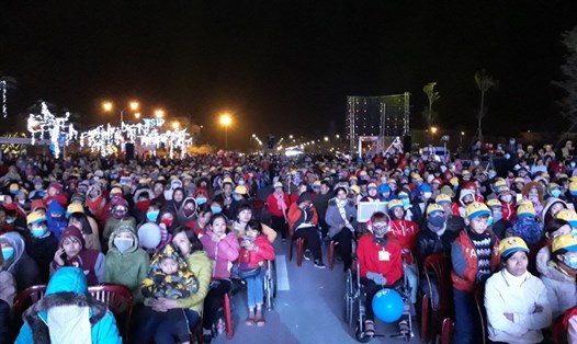 Hàng nghìn CNLĐ tham dự chương trình " Xuân trao yêu thương 8" . Ảnh: TN