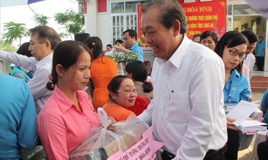 Phó Thủ tướng Trương Hòa Bình tặng quà cho CNLĐ.