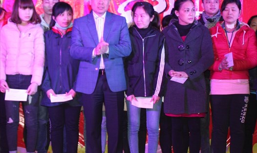 Đồng chí Dương Đức Khanh, Chủ tịch LĐLĐ tỉnh Ninh Bình tặng quà Tết cho công nhân Cty TNHH giầy ANTONIA. Ảnh: NT