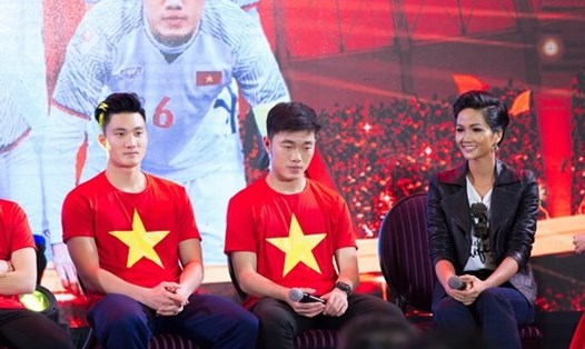 Hoa hậu H'Hen Niê giao lưu cùng U23 Việt Nam. Ảnh: BTC
