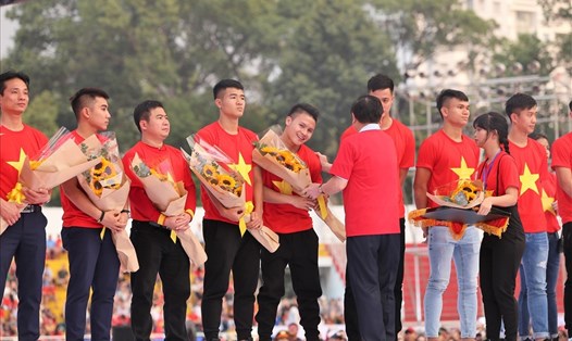 Cảm xúc vui mừng của Quang Hải và các đồng đội trong buổi giao lưu rực rỡ sắc màu và cuồng nhiệt tại TPHCM. Ảnh: Trường Sơn 