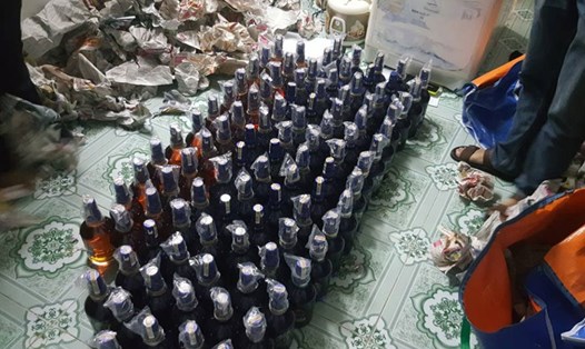 Triệt phá một vụ sản xuất rượu giả ở tại quận Gò Vấp- TPHCM ngày 15.1.2018. Ảnh: PV