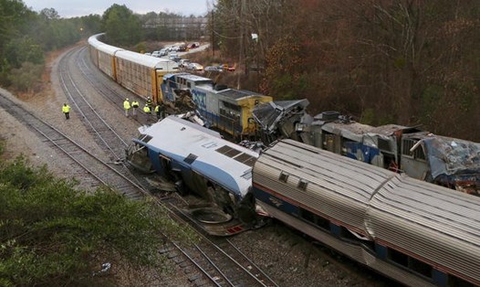 Hiện trường vụ tai nạn tàu hỏa ở Mỹ. Ảnh: AP. 