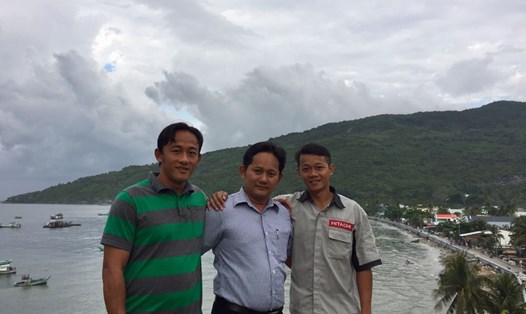 Ba anh em Hùng Cường - Văn Hường - Thanh Phong đã lựa chọn trở về Lại Sơn. Ảnh: L.TUYẾT
