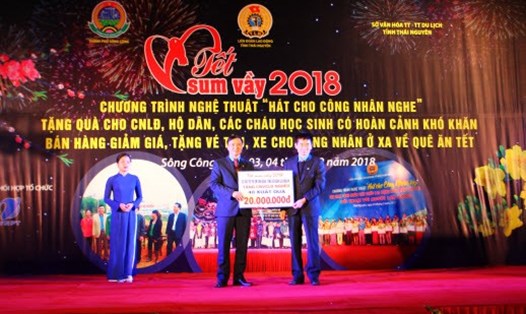 Đồng chí Trần Văn Thuật - Phó Chủ tịch Tổng LĐLĐVN - trao 20 triệu đồng của Quỹ bảo trợ trẻ em CĐVN cho con CNVCLĐ tỉnh Thái Nguyên.