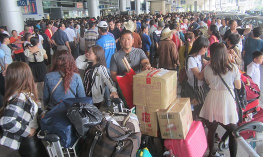 Người dân tập trung tại sân bay Tân Sơn Nhất đón người thân từ nước ngoài về nước. Ảnh: MINH QUÂN