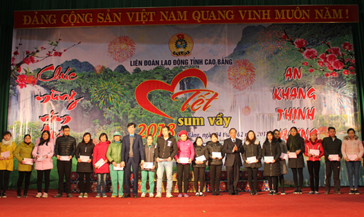 Đồng chí Trịnh Hữu Khang - Phó Chủ tịch UBND tỉnh Cao Bằng - cùng với lãnh đạo LĐLĐ tỉnh tặng quà cho CNLĐ.