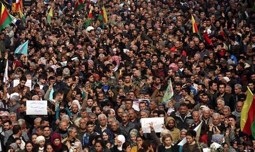 Người dân Afrin xuống đường biểu tình. Ảnh: Press TV. 