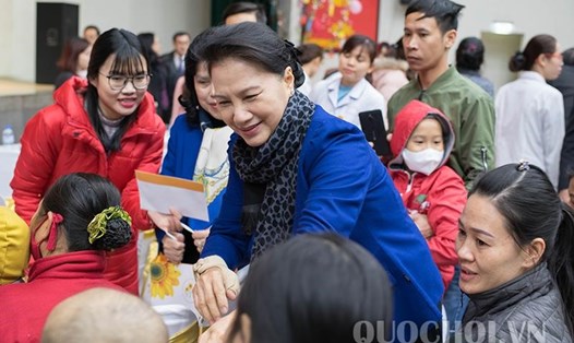Chủ tịch Quốc hội Nguyễn Thị Kim Ngân ân cần thăm hỏi các cháu bệnh nhân và gia đình