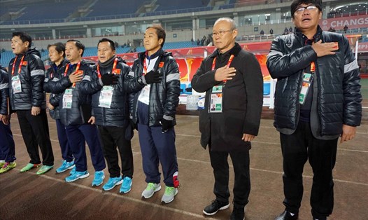 Ông Dương Vũ Lâm (ngoài cùng bên phải) là trưởng đoàn U23 Việt Nam tại VCK U23 Châu Á 2018. 