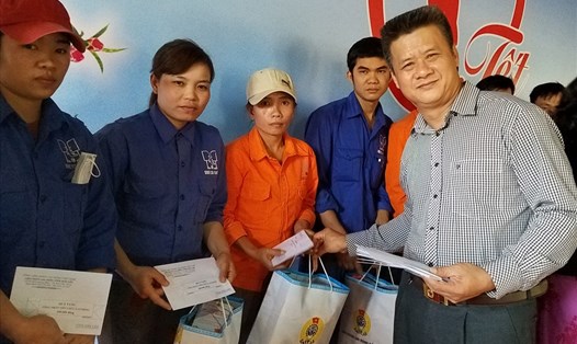 Chủ tịch LĐLĐ tỉnh Đắk Lắk tặng quà cho CNVCLĐ trong chương trình “Tết sum vầy”. Ảnh: PV