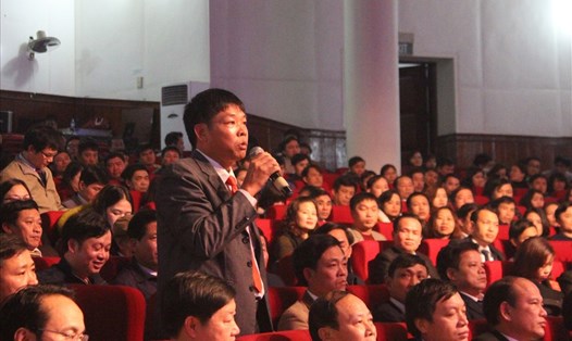 Đại diện NLĐ đặt câu hỏi tại buổi đối thoại giữa lãnh đạo tỉnh Hà Tĩnh với công nhân viên chức lao động. Ảnh: TRẦN TUẤN