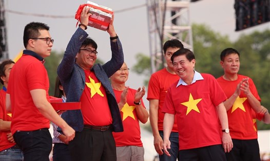 Trưởng đoàn Dương Vũ Lâm thay mặt ĐT U23 Việt Nam nhận số tiền thưởng 2 tỉ đồng từ UBND TPHCM tại  buổi giao lưu hôm 4.2. Ảnh: Trường Sơn 