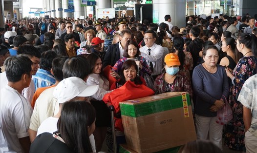 Hàng nghìn người đổ về sảnh đón ga quốc tế sân bay Tân Sơn Nhất đón người thân những ngày qua khiến khu vực này trở nên quá tải.  Ảnh: Minh Quân