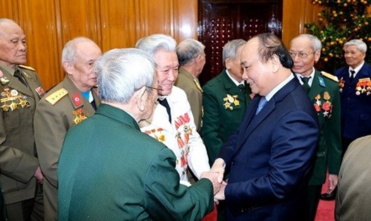 Thủ tướng trò chuyện cùng các cựu chiến binh Điện Biên Phủ. Ảnh: VGP