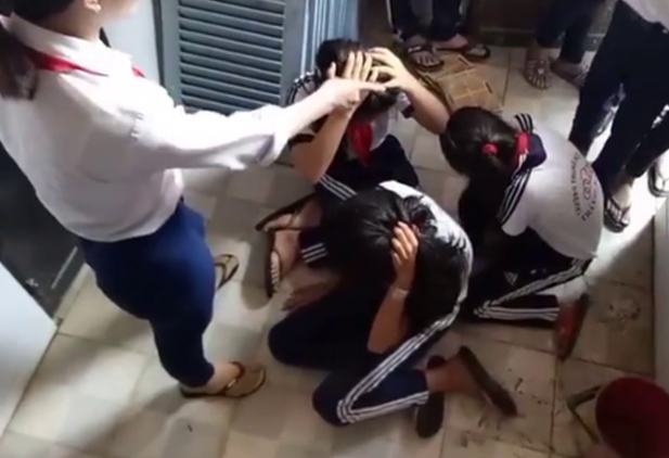 Bạo lực học đường đang là vấn đề gây nhức nhối. Ảnh: NLĐ