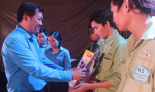 Phó Chủ tịch LĐLĐ tỉnh Đồng Nai trao quà cho công nhân lao động trong đêm diễn ra Tết Sum Vầy 2018