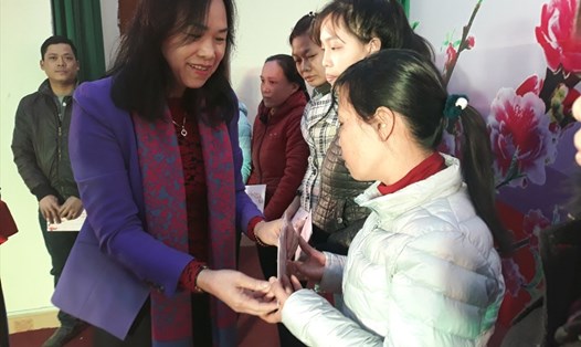 Bà Đào Thị Hueyenf, Phó chủ tịch LĐLĐ TP Hải Phòng tặng quà CNLĐ huyện An Dương. Ảnh: TN