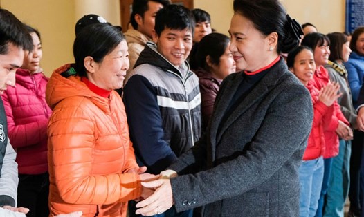 Chủ tịch Quốc hội Nguyễn Thị Kim Ngân và công nhân lao động tại “Tết sum vầy” 2018 tổ chức tại tỉnh Hải Dương ngày 6.2.