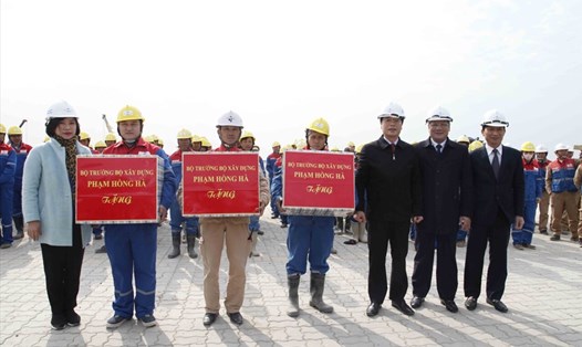 Bộ trưởng Bộ Xây dựng Phạm Hồng Hà, Chủ tịch CĐXDVN Nguyễn Thị Thủy Lệ và đoàn công tác thăm chúc tết và tặng quà CNLĐ ngành Xây dựng nhân dịp Tết Mậu Tuất 2018 trên công trường. 