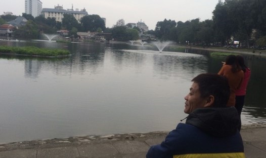Khu vực hồ Thiền Quang liên tục có công nhân túc trực. Ảnh TV