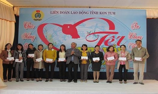 Đồng chí A Pớt - Phó Bí thư Tỉnh ủy trao quà cho CNLĐ trong chương trình "Tết Sum vầy" 2017. Ảnh: CĐ Kon Tum.