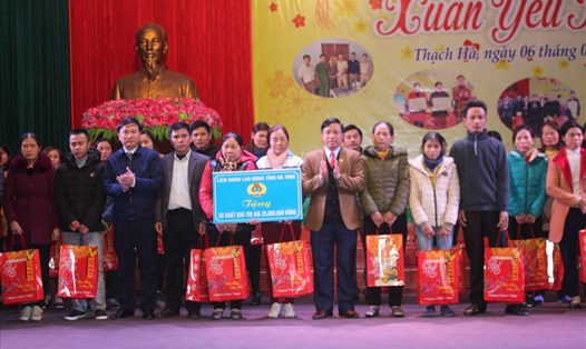 Lãnh đạo LĐLĐ Hà Tĩnh trao quà tại Chương trình Tết Sum vầy ở huyện Thạch Hà. Ảnh: Trần Tuấn