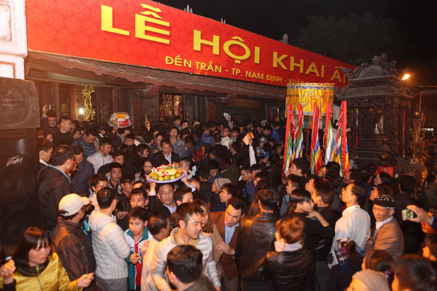 Lễ hội khai ấn Đền Trần tại Nam Định thu hút hàng vạn du khách thập phương. Ảnh: ĐĂNG HUỲNH