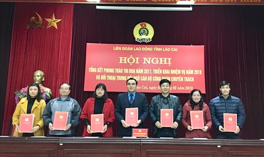 Đồng chí Nguyễn Hữu Long - Chủ tịch LĐLĐ tỉnh Lào Cai - ký giao ước thi đua năm 2018 với các công đoàn ngành và tương đương.                                           