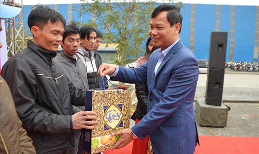Lãnh đạo LĐLĐ tỉnh Thái Bình trao quà cho công nhân có hoàn cảnh khó khăn. Ảnh: BM
