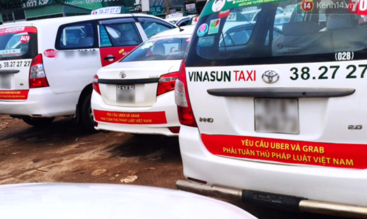 Taxi Vinasun từng dán decal phản đối Uber và Grab. Ảnh: Kênh14