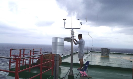 Lắp đặt máy đo gió mới của Mỹ ở Trạm Khí tượng trên Nhà giàn DK14, quần đảo Trường Sa.
