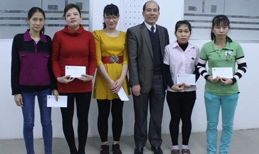 Đồng chí Lê Đình Việt, Phó chủ tịch LĐLĐ tỉnh Ninh Bình tặng quà Tết cho công nhân tại Cty TNHH GYS ViNa. Ảnh: NT