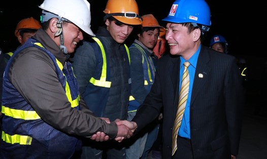 Chủ tịch Tổng LĐLĐVN Bùi Văn Cường chúc Tết công nhân xây dựng trên công trường khu đoàn ngoại giao. Ảnh: Hải Nguyễn