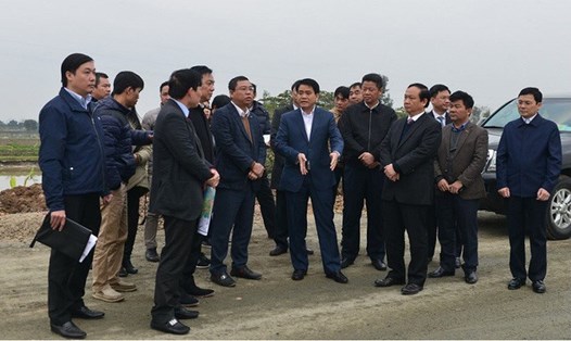 Chủ tịch UBND TP Hà Nội Nguyễn Đức Chung kiểm tra tiến độ thi công dự án đầu tư xây dựng đường trục phía Nam Hà Tây tại khu vực khu đô thị Thanh Hà.
