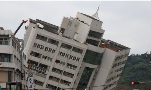 Một tòa nhà sập sau trận động đất ở Hoa Liên, Đài Loan. Ảnh: BBC. 