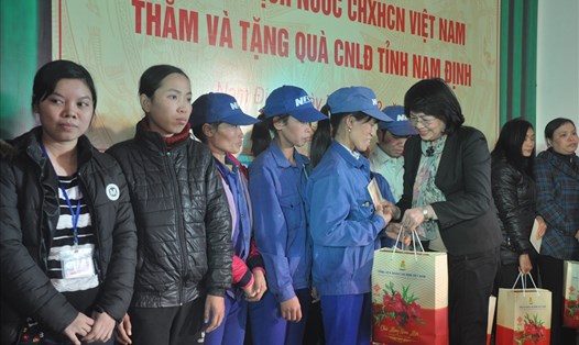 Phó Chủ tịch Nước Đặng Thị Ngọc Thịnh trao quà Tết cho CN. Ảnh: Quế Chi 